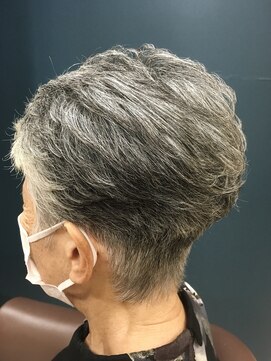 ヘアサロンアンドヘアメイクディー(hair salon hair make D) 仙台D  白髪を生かすシルバーショート　ひし形丸みレイヤーstyle