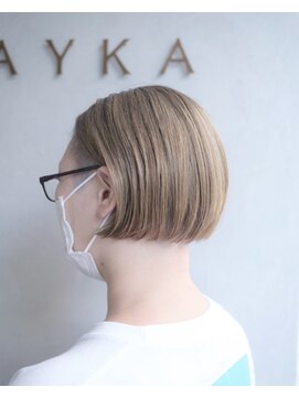 ヤイカ(YAYKA) ハイトーンベージュとコンパクトボブ。