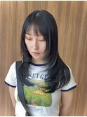 ”髪だけで盛れる”ハッシュカット×ブルーブラック