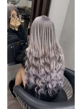 エミーバイモアムー(Emmie byMoremuu) 【RYUKI】シルバー　グラデーション　エクステ