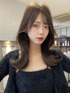 フォンズ(FONS) 大人可愛いくびれヘア 顔まわりカット 艶髪ラベージュ　表参道