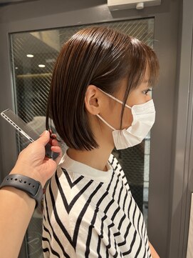 ステラバイケンジ(STELLA by KENJE) デザインカラーレイヤーカットウェットヘアオリーブベージュ