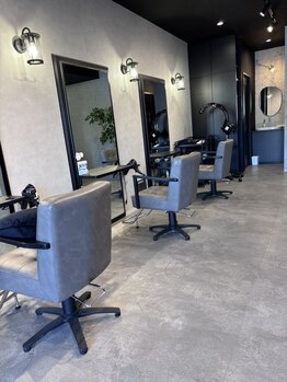 フェニーチェ アネックス 新町(FENICE ANNEX,)の写真/モノトーン調のスタイリッシュな店内と非日常空間の中で、落ち着いたサロンタイムをお過ごしください♪