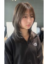 アム(amu)&nbsp;ミディアムレイヤー/ハッシュカット／グレージュ