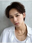 大人の抜け感を演出する、今トレンドのフェザーパーマ