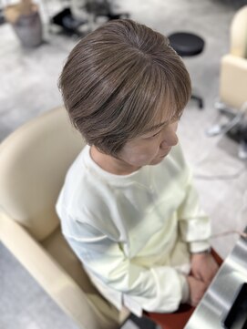 レヴリー(reverie) 白髪ショートボブレイヤーボブ白髪ぼかしハイライト50代