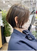 大人ショートボブ、白髪ぼかしハイライト、丸みくびれ【BISA】