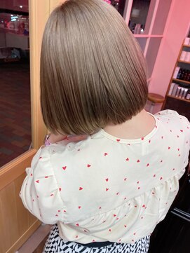 イルウィ(irwi) 【トレンド】ブリーチカラー ミルクティーベージュカラー ボブ