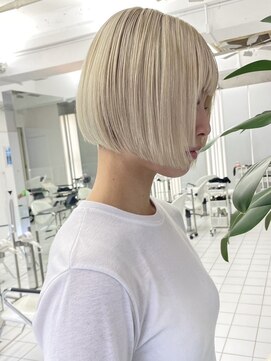 ヘッズ 市川(HEADS ex) ダブルカラーミルクティーベージュインナーカラーショートボブ