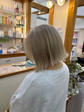 ギャラクシー ヘアードレッサーズ(galaxy hairdressers) 大人外はねボブホワイトミルクティーベージュ