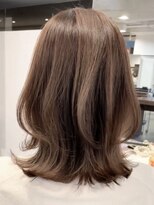 表参道酸性ストレートパーマ艶髪ミディアム梅雨対策ベージュ40代