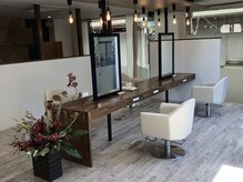 大きな窓からひかりが差し込む明るい内観です。