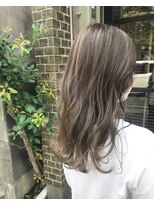 シュプール(SPUR)&nbsp;大人可愛い立体感ハイライトくすみベージュ×ふんわりウェーブ