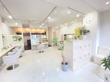 リンク(LINK)の雰囲気（白ベースに植物の緑でリラックスできる店内空間【用賀】）