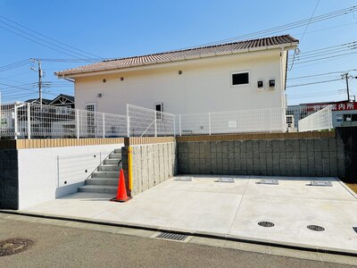 お店の裏側に駐車場2台分あり。うまっていたら、お電話下さい。