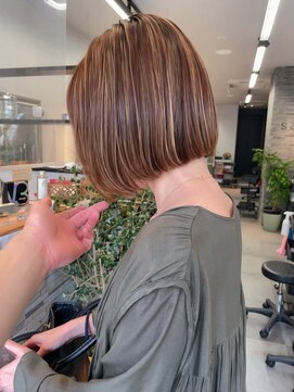 ロット 横浜(lot) ぱつっとボブ/前下がり/ハイライト横浜駅］