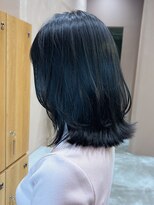 ガーデンヨコハマエスト(GARDEN YOKOHAMA est)&nbsp;レイヤーカット　グレーアッシュ　ミディアム　ウェットヘア