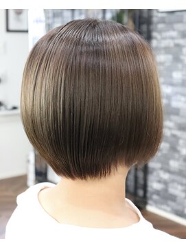 ウィスカーヘアー(whisker hair) ショートボブ　ハイライト