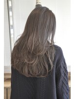 ムート(Mut)&nbsp;オリーブグレージュ　レイヤースタイル　透明感　艶髪　ロング