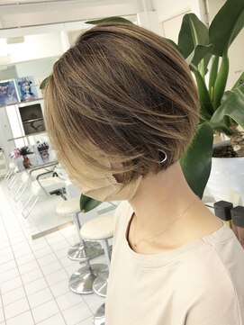 ヘッズ 市川(HEADS ex) ダブルカラーミルクティーベージュインナーカラーショートボブ