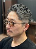 ＜理容室＞スーツ短髪パーマツーブロック束感モテる黒髪