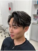 大人の抜け感を演出する、今トレンドのフェザーパーマ