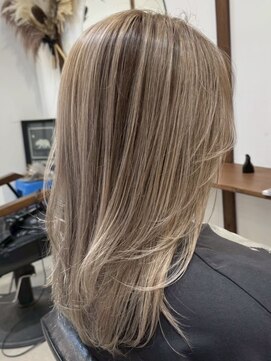 ルイ(ROUIS produced by LUCK 津田沼) ROUIS津田沼 大人ハイトーン 白髪ぼかし