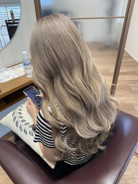 ホワイトベージュカラー