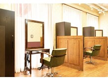 ユーキーヘアー(you key hair)の雰囲気（周りを気にせず、ゆったり過ごせる落ち着いた店内。）