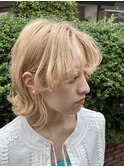 夏服に似合うホワイトブロンド