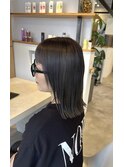 グレージュ切りっぱなしミディアムボブ