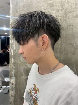 メンズサロン キング 高槻店(Men’s salon K!ng) フェザーショートアップバングセンターパートメンズハイライト