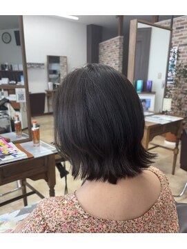 トップスタイル リッチ アッシュカラー×レイヤーボブで大人かわいい