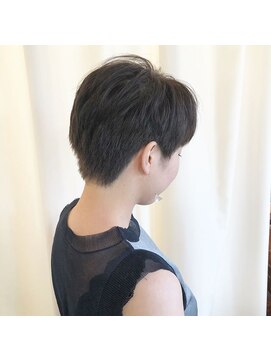 ヘアーアンドメイク ヒューラ 立川店(HAIR&MAKE hurra) ブルージュカラーのベリーショートスタイル