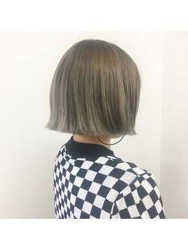 キー(kii) 切りっぱなしボブプラチナベージュ