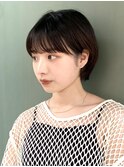 丸みショートマッシュコンパクト黒髪ベージュショート前髪あり