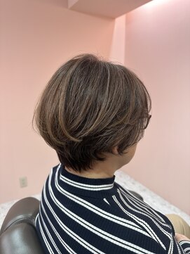 ルーム シンサイバシ(room shinsaibashi) ショートボブ/くびれショート/白髪ぼかしハイライト