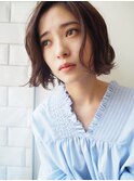 透明感のあるブラウンベージュで大人可愛いボブデザインに