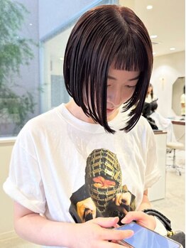 バトン(THE BATON)の写真/『柔らかな質感』のショート・ボブスタイルでハイセンスな大人女性に。ハイライトの組み合わせもGood★ 