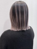 シエスタ(SIESTA)&nbsp;バレイヤージュ　切りっぱなしミディ　シルバーアッシュ　美髪