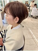 ベージュカラーのくびれショート