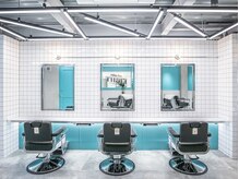 メンズサロン EIGHT MEN 北千住店【エイト】の雰囲気（全席バーバーチェアを使用した広々としたカットスペース）