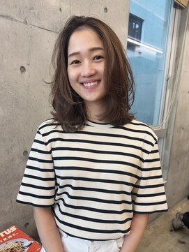 アワーズ 南青山(Our's) 動きと柔らかさを両立した大人ミディアム