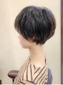 生えグセの収まりが綺麗なショートスタイル