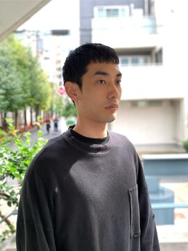 イナフ(ENUFF) 30代向け癖毛を活かしたタイトなミニマルショート