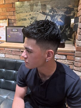 フォーコーナーズ(Four Corners) フェザーアップ/スキンフェード/バーバー/刈り上げ