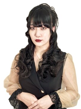 ステラ(Stella) リバイバル平成初期ギャルスタイル。かぶせ系ハーフアップ