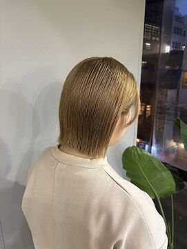 シア(sia) ハイトーンぱつっとボブブリーチデザインカラー20代女性心斎橋