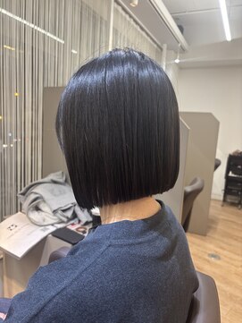 ジエクト ヴィシア(The Ect VIXIA) 前下がりボブ　縮毛矯正ボブ　切りっぱなし　ぷつっと　20代ボブ