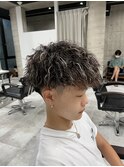 前下がりマッシュ×ホワイトメッシュ×ツイストスパイラルパーマ